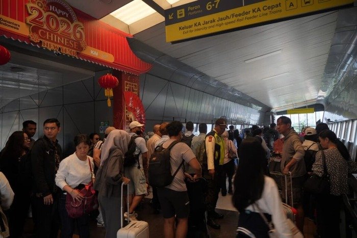Suasana stasiun wilayah Daop 2 Bandung pada Long Weekend Imlek 2026