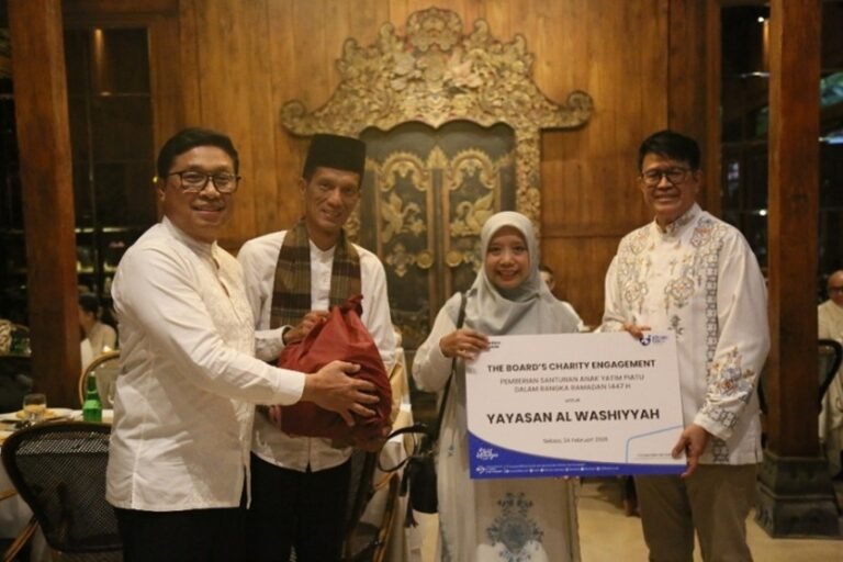                  Penyerahan santunan
diwakili oleh Pejabat Eksekutif Aestika Oryza Gunarto dan Komisaris Independen Hari Siaga Amijarso.    